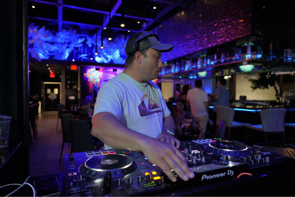 SHINNO performing behind a Pioneer DJ setup