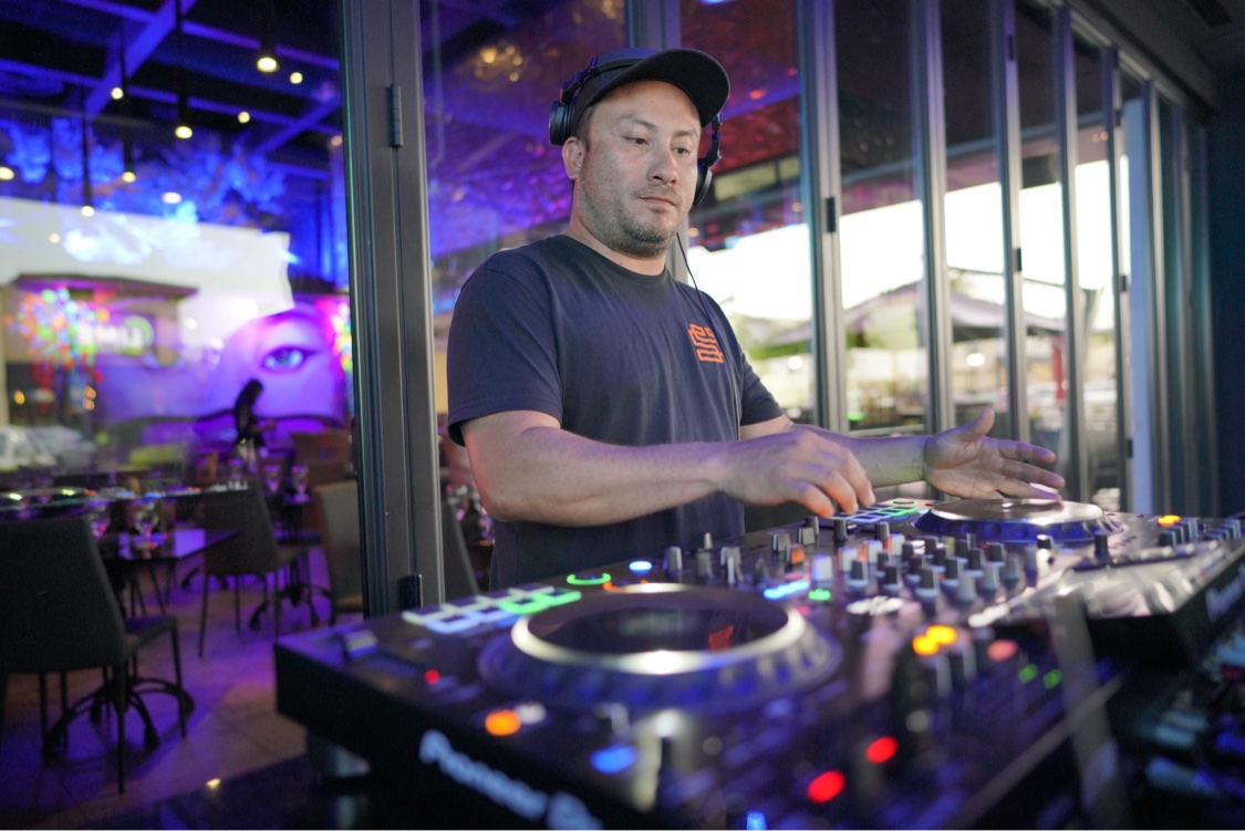 SHINNO performing live behind DJ decks