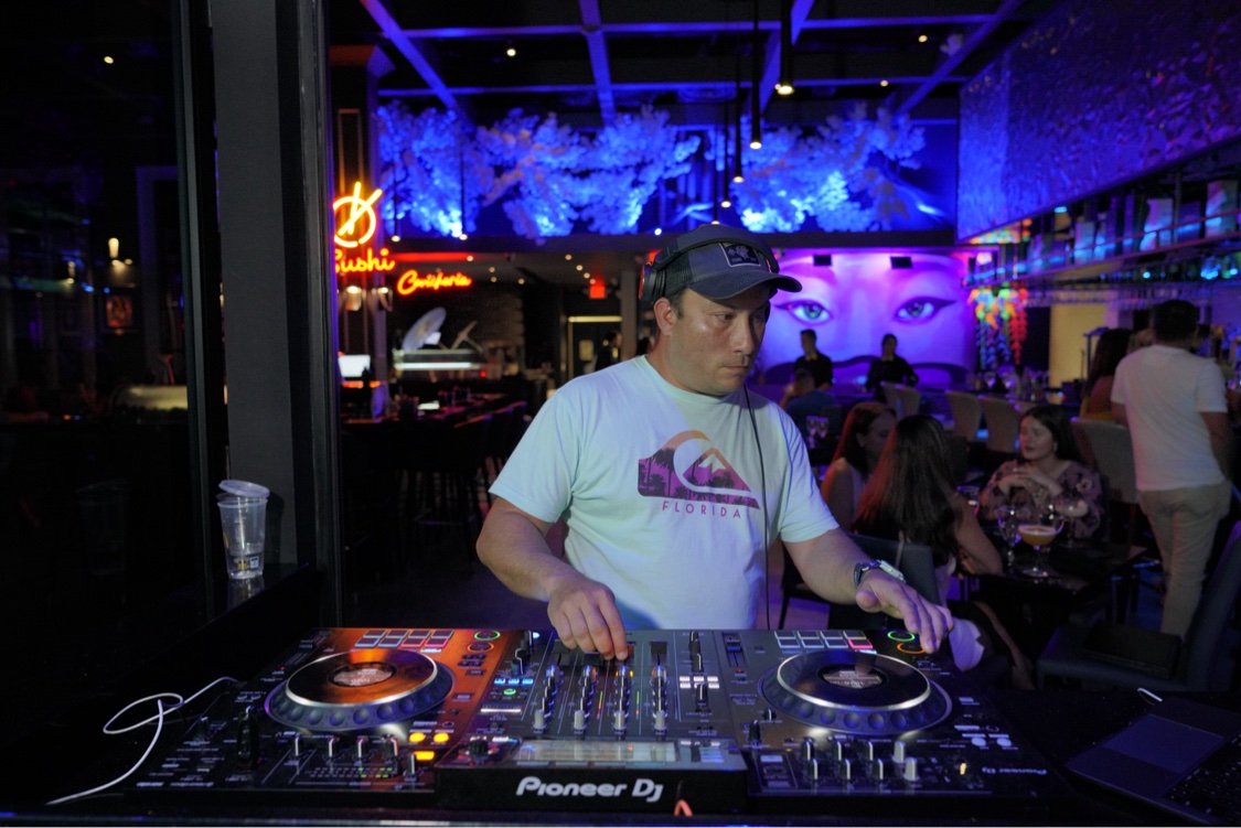 SHINNO mixing a live set in a club