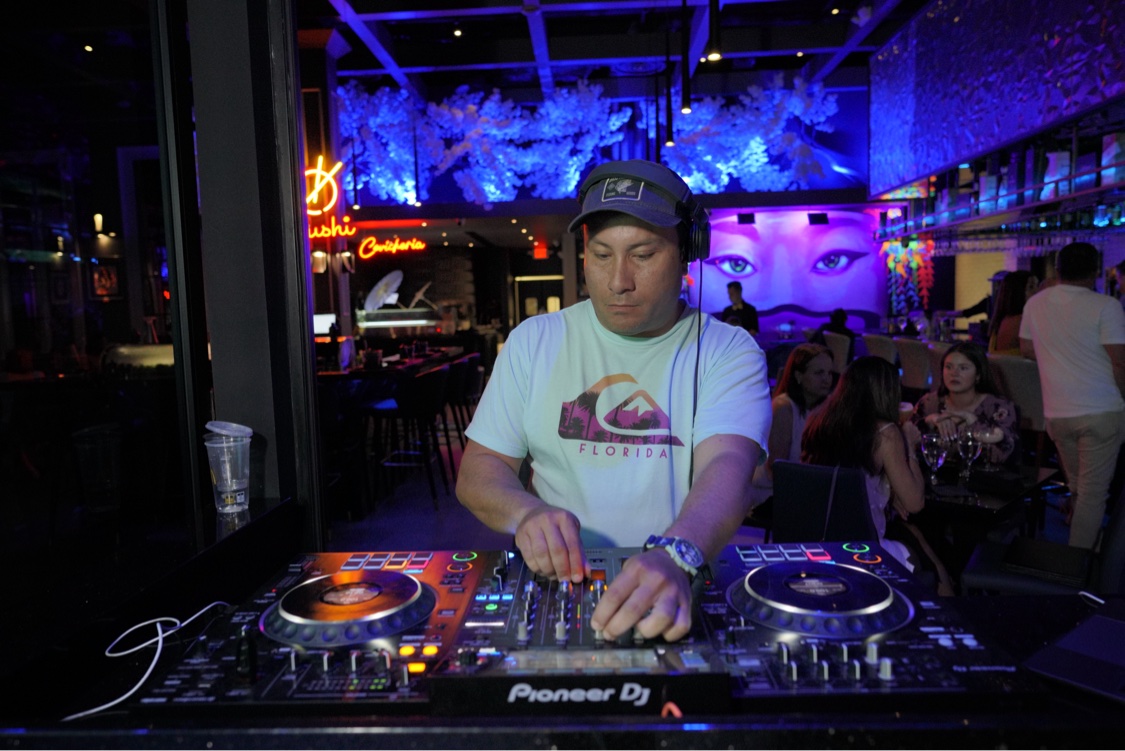 SHINNO performing at a live DJ setup